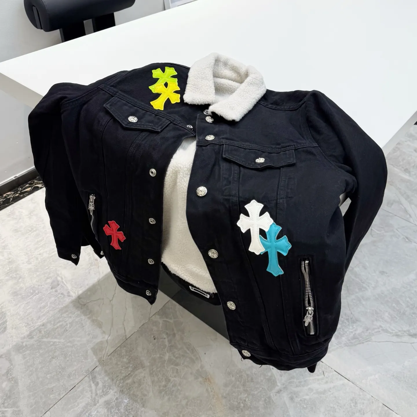 P370 model number: D418 Chrome Hearts vintage style sherpa denim jacket SIZE#SMLXL Size reference# S shoulder width 46 length 65 bust 112 M shoulder width 48 length 67 bust 116 L shoulder width 50 length 68.5 bust 120 XL shoulder width 52 length 69.5 bust 127